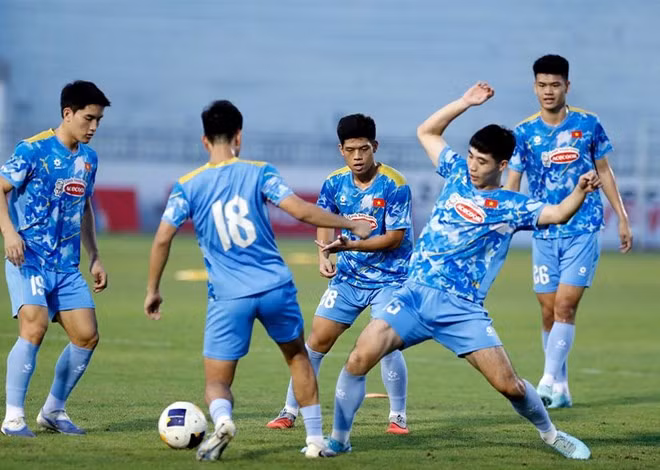 U22 Việt Nam thi đấu ổ sân Rajamangala tại vòng bảng SEA Games 33. Ảnh: Hữu Phạm