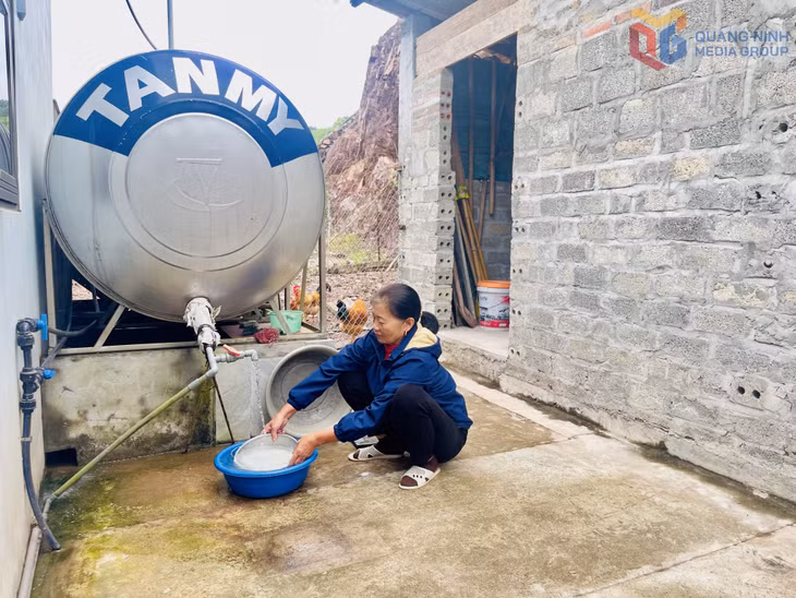 Người dân thôn Khe Lọng Ngoài (xã Ba Chẽ) vui mừng được sử dụng nguồn nước từ công trình nước sạch tập trung.