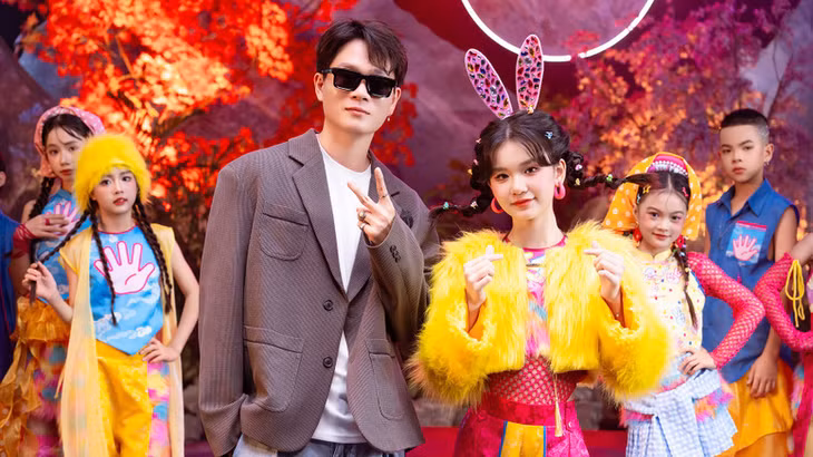 Nhạc sĩ Tuấn Cry và ca sĩ nhí Kim Cương trong MV mới.