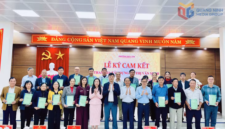 Đại diện 22 khu phố đã đăng ký và cam kết triển khai các công trình, phần việc theo tinh thần: “Mỗi khu phố một công trình, một phần việc vì cộng đồng”.