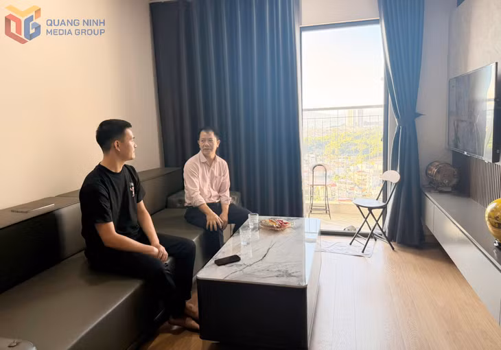 Cán bộ Ngân hàng Chính sách xã hội chi nhánh Quảng Ninh trao đổi cùng anh Bùi Quang Huy về lãi suất 
