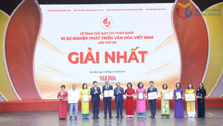 Đồng chí Mai Văn Chính, Ủy viên Trung ương Đảng, Phó Thủ tướng Chính phủ và đồng chí Nguyễn Văn Hùng, Ủy viên Trung ương Đảng, Bộ trưởng Văn hóa, Thể thao và Du lịch trao giải Nhất cho các tác giả và đại diện nhóm tác giả.
