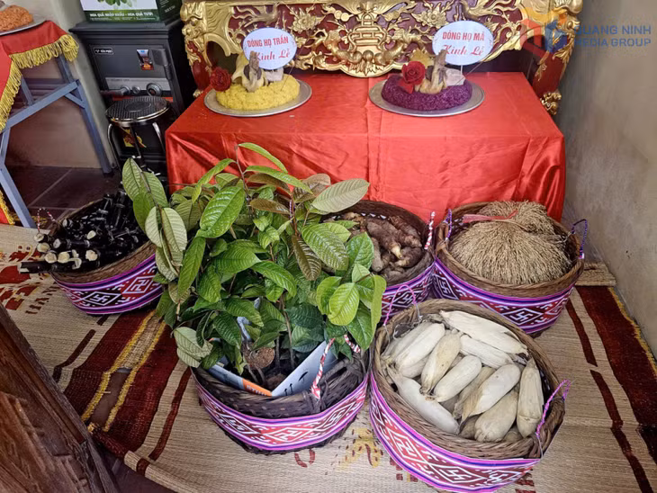 Lễ vật dâng lên Bàn Vương, lên tổ tiên ngoài mâm cỗ còn có những sản vật của địa phương.
