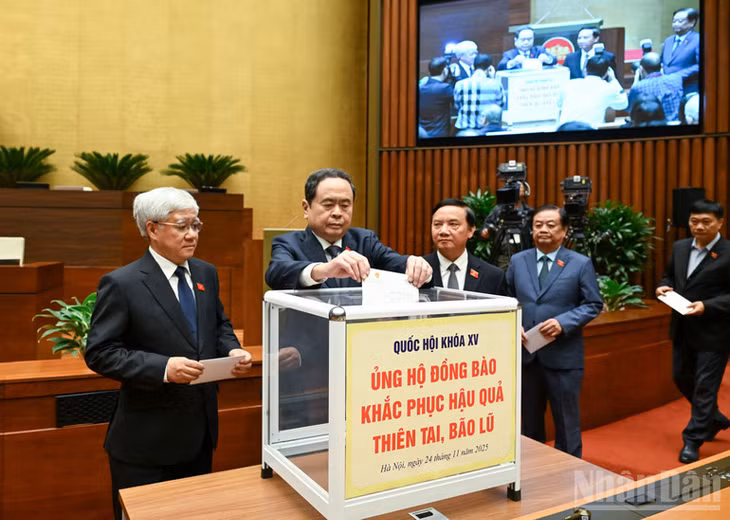 Chủ tịch Quốc hội Trần Thanh Mẫn và các đồng chí Phó Chủ tịch Quốc hội quyên góp ủng hộ đồng bào khắc phục hậu quả thiên tai, bão lũ. (Ảnh: DUY LINH)