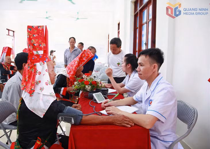 Bác sĩ Bệnh viện Đa khoa khu vực Tiên Yên khám sức khỏe cho người dân trên địa bàn.