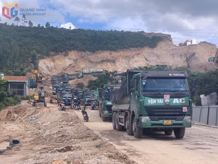 Phương tiện vận chuyển đất san tại mỏ đất phường Vàng Danh.