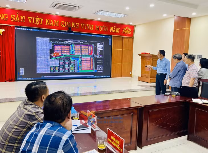 Đồng chí Vũ Văn Diện, Phó Chủ tịch Thường trực UBND tỉnh trao đổi với nhà đầu tư thứ cấp về các phương án tháo gỡ khó khăn cho dự án.