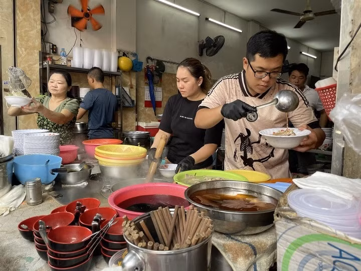 Bó rau, kg thịt, tiền điện, tiền thuê nhà đồng loạt tăng buộc các hàng quán phải tăng giá bán. Ảnh minh họa: H. Linh.