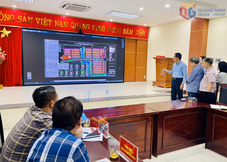Đồng chí Vũ Văn Diện, Phó Chủ tịch Thường trực UBND tỉnh, trao đổi với nhà đầu tư thứ cấp về các phương án tháo gỡ khó khăn cho Dự án đầu tư xây dựng - kinh doanh hạ tầng Khu đô thị mới phía Bắc Cầu Bang tại xã Thống Nhất.
