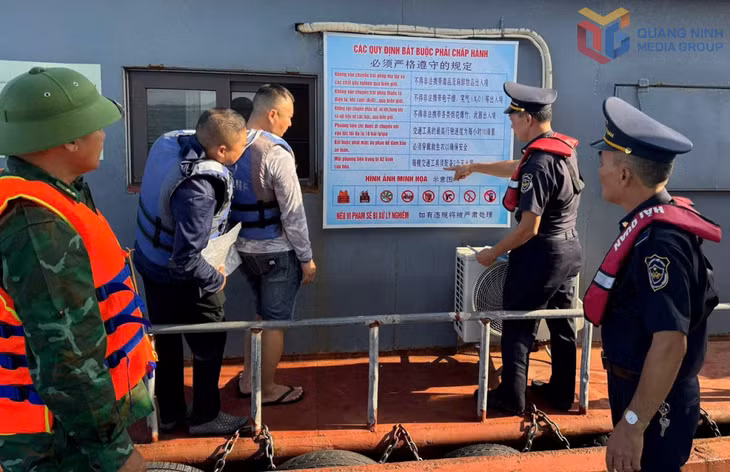 Lực lượng liên ngành phối hợp tuyên truyền, phổ biến pháp luật cho 100% thuyền trưởng và thuyền viên khi xuất nhập cảnh qua cảng Vạn Gia.