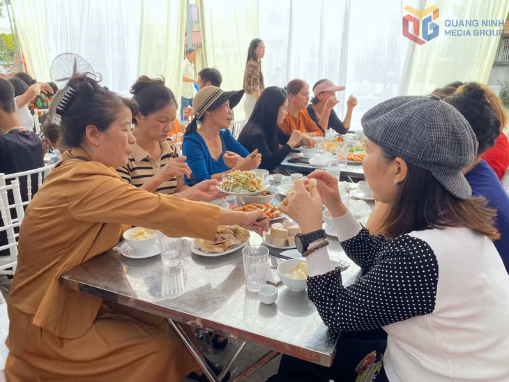 Một trong những nội dung không thể thiếu trong Ngày hội Đại đoàn kết toàn dân tộc là những bữa cơm kết đoàn.