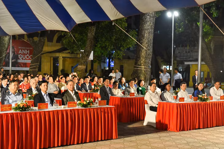 Tổng Bí thư và các đồng chí lãnh đạo Đảng, Nhà nước dự ngày hội. (Ảnh: DUY LINH)