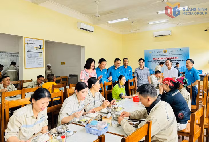 Bữa cơm công đoàn tại Công ty CP Xi măng và Xây dựng Quảng Ninh.