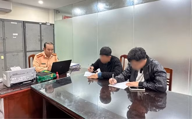 Tài xế Đ.T.A và em rể (người nhận thay việc lái xe gây tai nạn) đang ký biên bản xử phạt tại cơ quan công an. Ảnh: Công an tỉnh Thái Nguyên