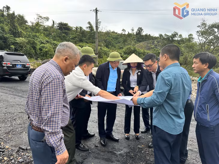 Ban Kinh tế - Ngân sách HĐND tỉnh khảo sát tại dự án khai thác hầm lò mỏ Đồng Vông, phường Vàng Danh.