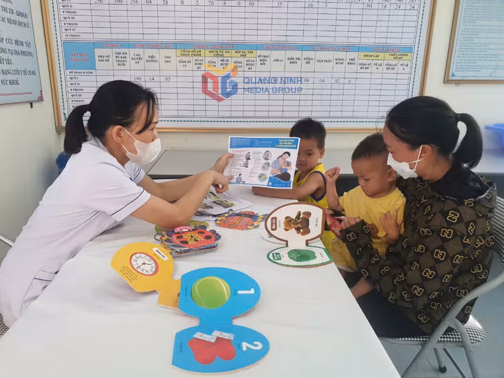 Khám bệnh cho người dân tại Trạm Y tế xã Quảng Đức