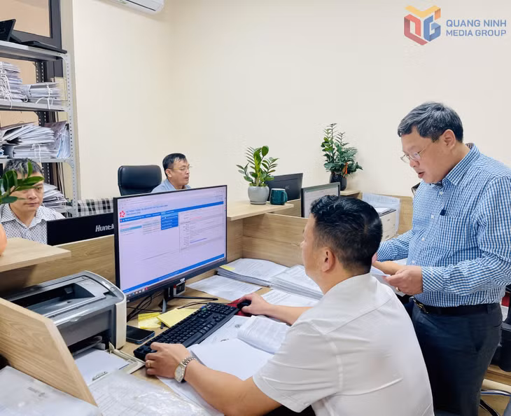 Lãnh đạo phường Việt Hưng kiểm tra, đôn đốc tổ công tác số hoá dữ liệu đất đai ngay sau khi các khu phố hoàn tất việc thu thập hồ sơ.