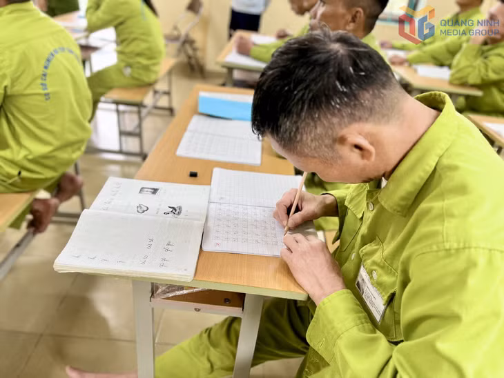 Học viên nắn nót từng nét chữ.