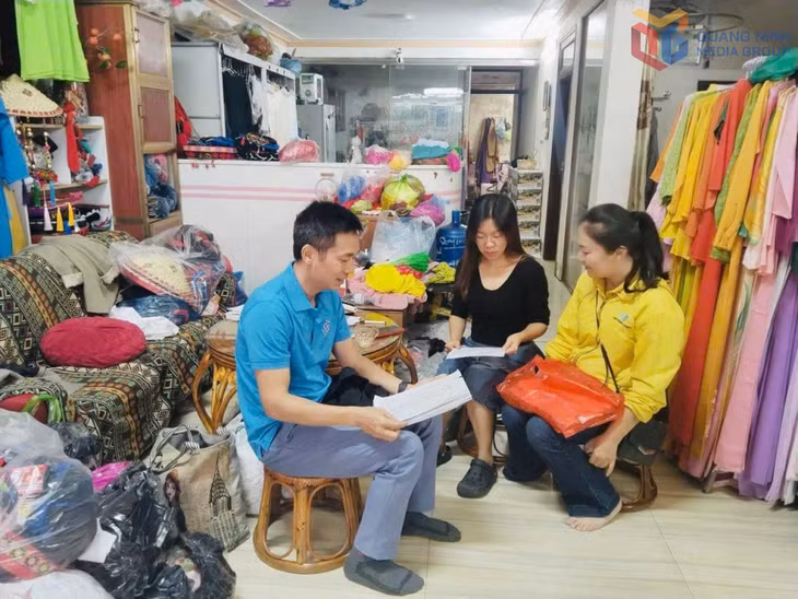 Cán bộ, nhân viên BHXH Cơ sở Tiên Yên phối hợp với Bưu điện khu vực Tiên Yên tuyên truyền, vận động người kinh doanh ở xã Tiên Yên tham gia BHXH tự nguyện, BHYT hộ gia đình.