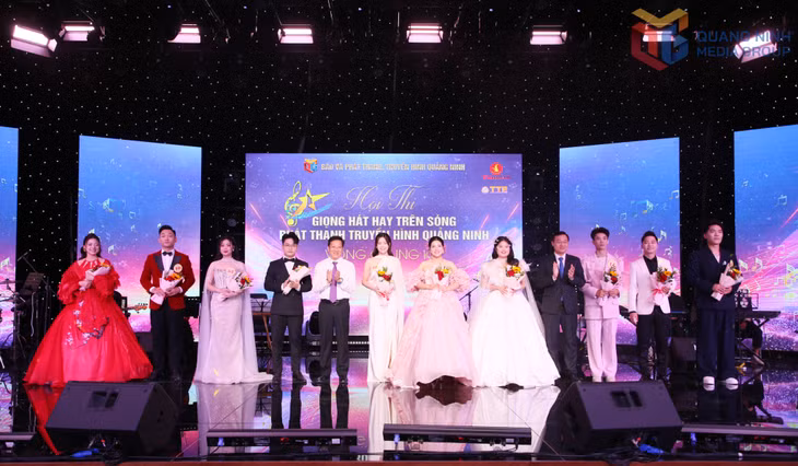 Lãnh đạo Sở Văn hóa, Thể thao và Du lịch và lãnh đạo Báo và PTTH Quảng Ninh, tặng hoa chúc mừng 10 thí sinh xuất sắc góp mặt trong vòng thi chung kết.