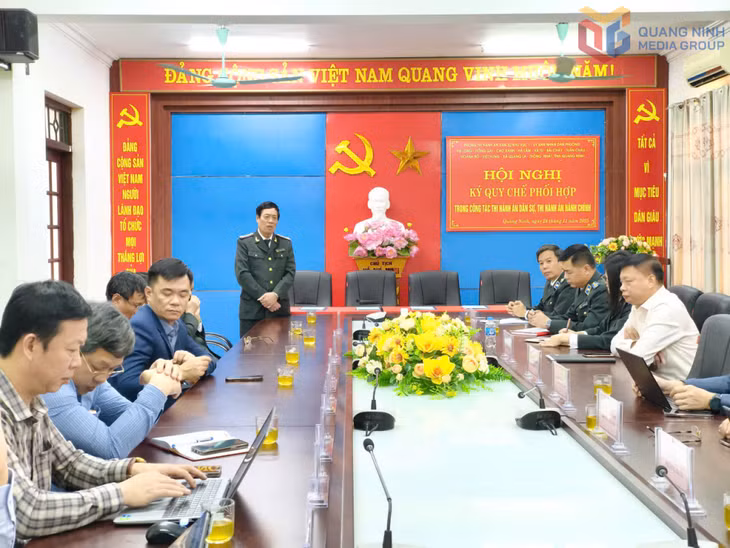 Đồng chí Trưởng Thi hành án dân sự tỉnh trao đổi tại buổi ký kết Quy chế phối hợp.