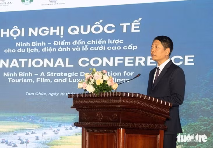 Ông Trần Song Tùng - Phó chủ tịch UBND tỉnh Ninh Bình - phát biểu tại hội nghị - Ảnh: NGUYỄN HIỀN