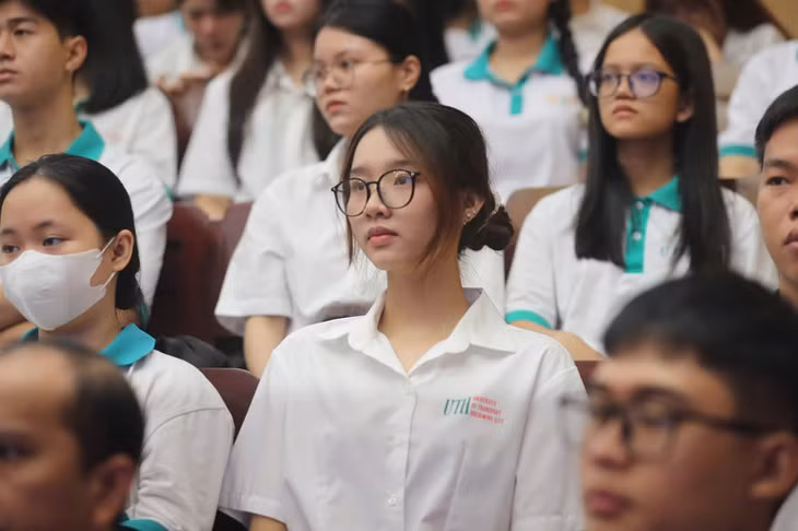 Sinh viên Trường đại học Giao thông vận tải Thành phố Hồ Chí Minh nghe các diễn giả chia sẻ về thực trạng lừa đảo trực tuyến.