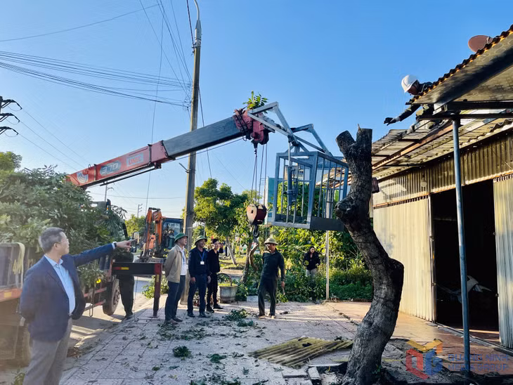 Ngày sau lễ phát động, xã Quảng Tân đã huy động tối đa nhân lực ra quân chỉnh trang tuyến đường trung tâm xã.