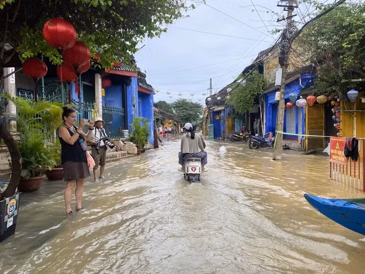 Khách trải nghiệm Hội An chiều 3-11 - Ảnh: B.D.