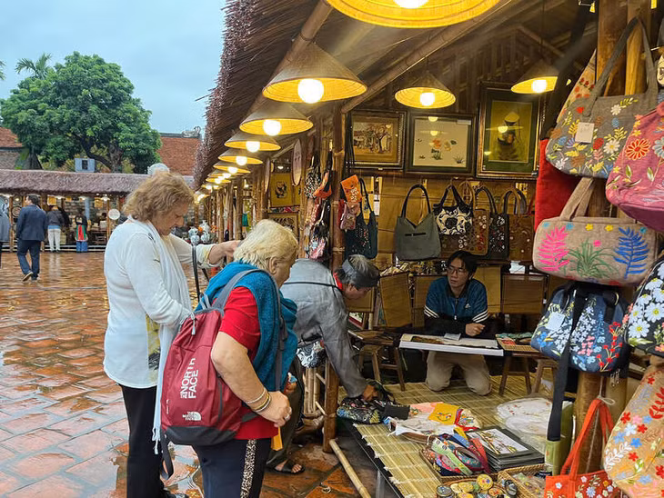Du khách nước ngoài thích thú trải nghiệm Festival Thăng Long - Hà Nội. Ảnh: Tường Vy