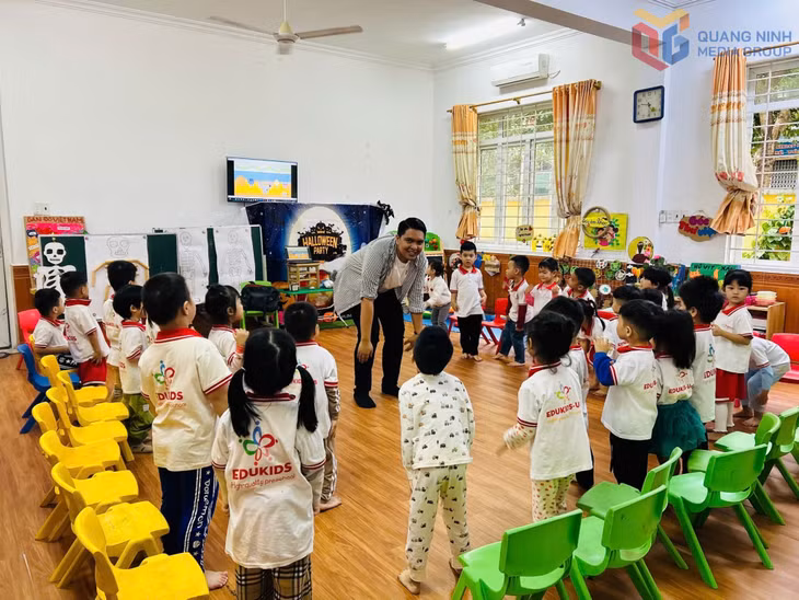 Một tiết học tiếng Anh đầy cảm hứng của thầy và trò Trường Mầm non Edukids Uông Bí. Ảnh: Việt Hoa