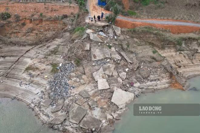 Sạt lở bờ sông Lô tại khu vực bến đò Hợp Nhất khiến tuyến đường bêtông đổ sập. Ảnh: Tô Công.