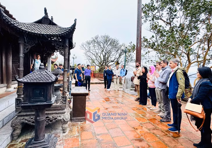 Các đại biểu tham quan, vãn cảnh Chùa Hoa Yên.