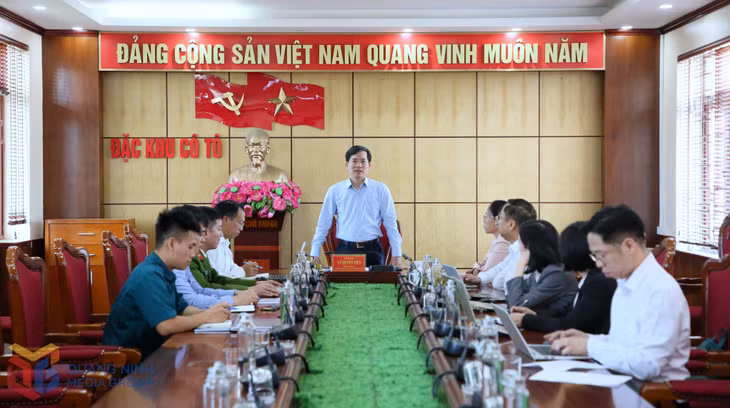 Đồng chí Vũ Quyết Tiến, Phó Bí thư Tỉnh uỷ, Chủ tịch Uỷ ban MTTQ tỉnh làm việc với Ban Thường vụ Đảng uỷ đặc khu Cô Tô.