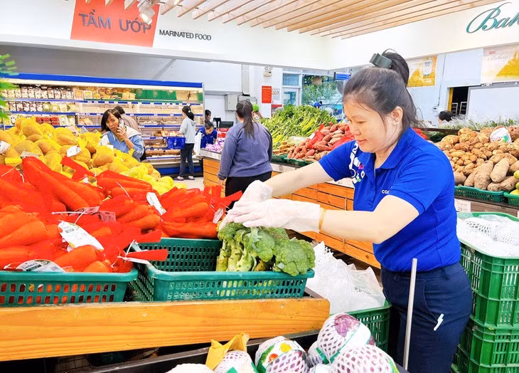 Các hệ thống siêu thị cho biết nguồn cung rau củ tuy giảm nhưng vẫn đảm bảo đáp ứng được nhu cầu, giá không tăng cao như các chợ lẻ - Ảnh: SGC
