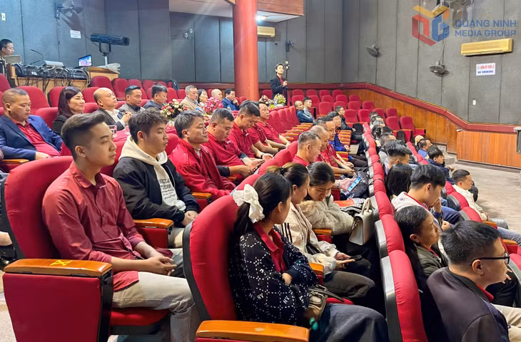 Học viên tham gia khai giảng lớp đào tạo bồi dưỡng kỹ năng giao tiếp và chăm sóc khách hàng.