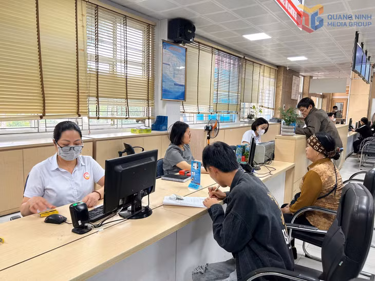Người dân đến đăng ký khám chữa bệnh tại Bệnh viện Đa khoa khu vực Quảng Yên.