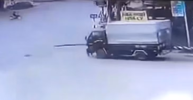 Hình ảnh Đại điều khiển ô tô tải đâm, chèn chết bố vợ cũ do camera giám sát ghi lại - Ảnh cắt từ clip