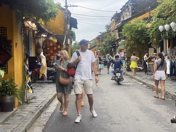 Khách Tây đi dạo trên các đường khô ráo - Ảnh: B.D.