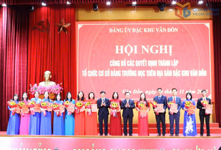 Lãnh đạo Đảng ủy đặc khu Vân Đồn trao quyết định cho Bí thư Đảng ủy các trường tiểu học, THCS trên địa bàn.