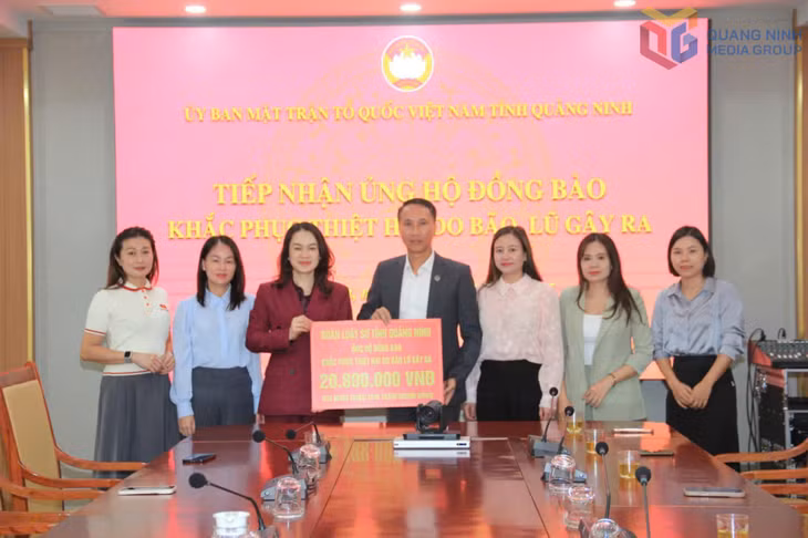 Đại diện Đoàn Luật sư tỉnh trao toàn bộ số tiền ủng hộ tới Ủy ban Mặt trận Tổ quốc Việt Nam tỉnh để kịp thời chuyển tới đồng bào vùng lũ.