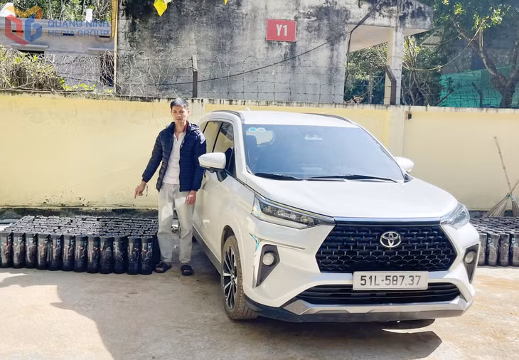 Đối tượng Nguyễn Văn Thành cùng tang vật bị lực lượng chức năng bắt giữ.