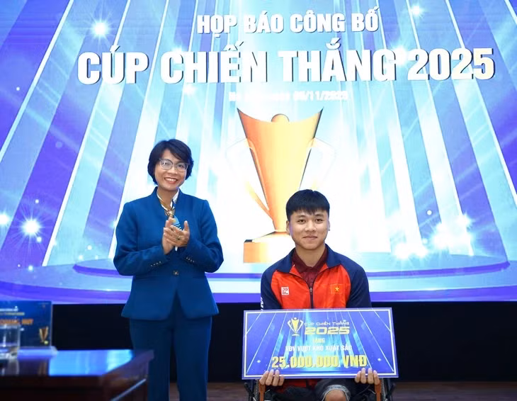 VĐV Phạm Tuấn Hưng nhận thưởng của Cúp Chiến thắng 2024 - Ảnh: H.T.