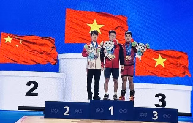Các vận động viên cử tạ được trao Huân chương Lao động sau thành tích tại giải vô địch thế giới. Ảnh: Bộ VHTTDL