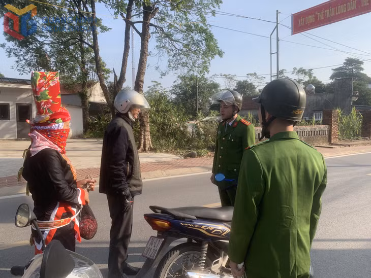 Lực lượng công an xã Đường Hoa cũng nhắc nhở người dân tham gia giao thông an toàn.