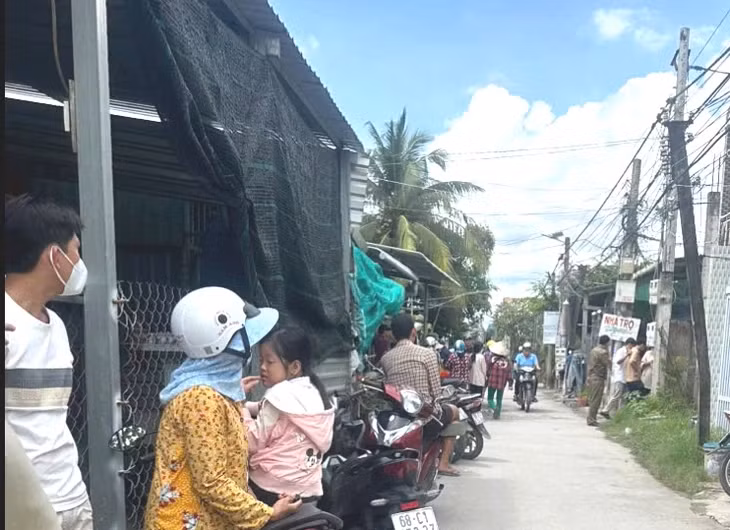 Nhiều người dân hiếu kỳ tập trung xung quanh con hẻm theo dõi vụ việc - Ảnh: A.X.