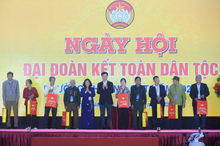 Đồng chí Bùi Thị Minh Hoài và đồng chí Nguyễn Duy Ngọc trao quà tặng nhân dân phường Thượng Cát. (Ảnh: ĐĂNG KHOA)