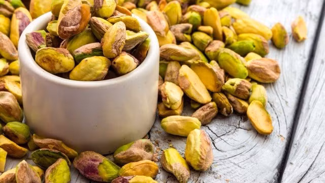 Hạt dẻ cười giàu kali và arginine giúp giảm huyết áp tâm thu. Ảnh: Phương Anh