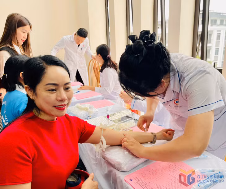 Các tình nguyện viên kiểm tra sức khỏe trước khi lấy máu.