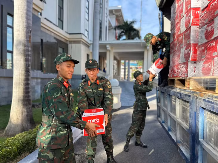 Cán bộ chiến sĩ LLVT tỉnh vận chuyển hàng hoá, nhu cấu thiết yếu... lên chuyến hàng hỗ trợ đợt I vào tỉnh Lâm Đồng.